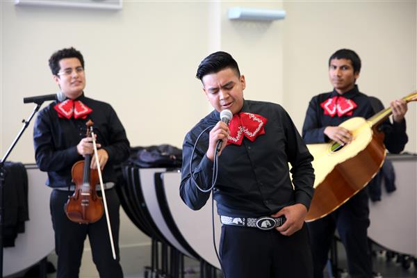 Estudiantes difunden conciencia cultural con música