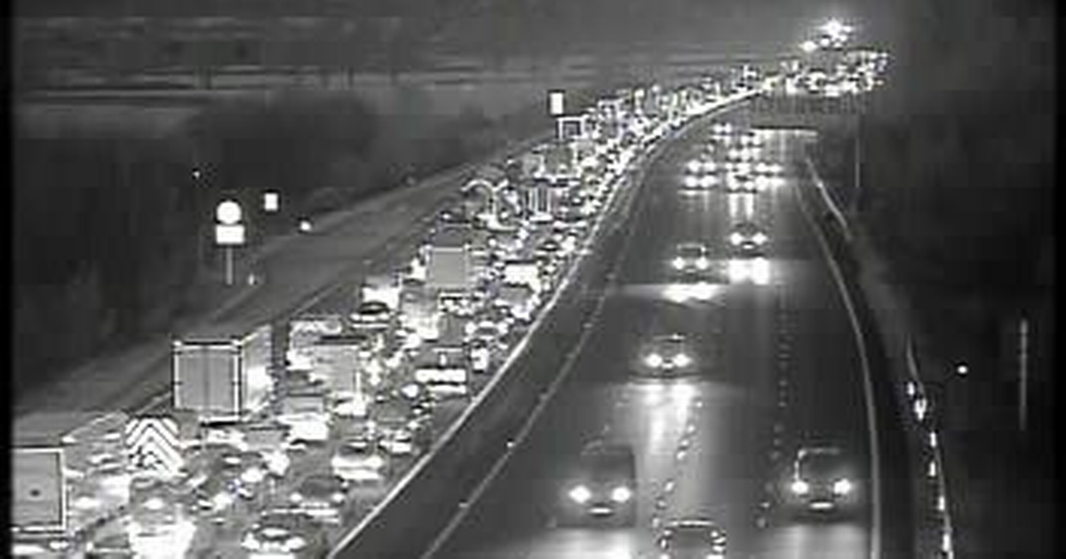 M25 traffic live after crash causes tailbacks and delays near Clacket Lane services